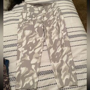 Reebok White & Gray Camo Capri Leggings- Small